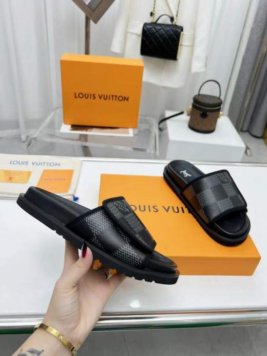 Picture of Louis Vuitton Slippers _SKULVsz35-46mnf03071140